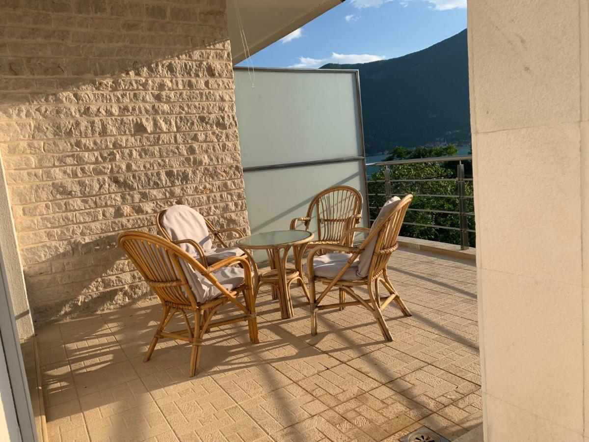 Apartment With Swimmingpool, Seaview And Large Terrace, 1St Floor, Min 2 Persons Dobrota Bagian luar foto